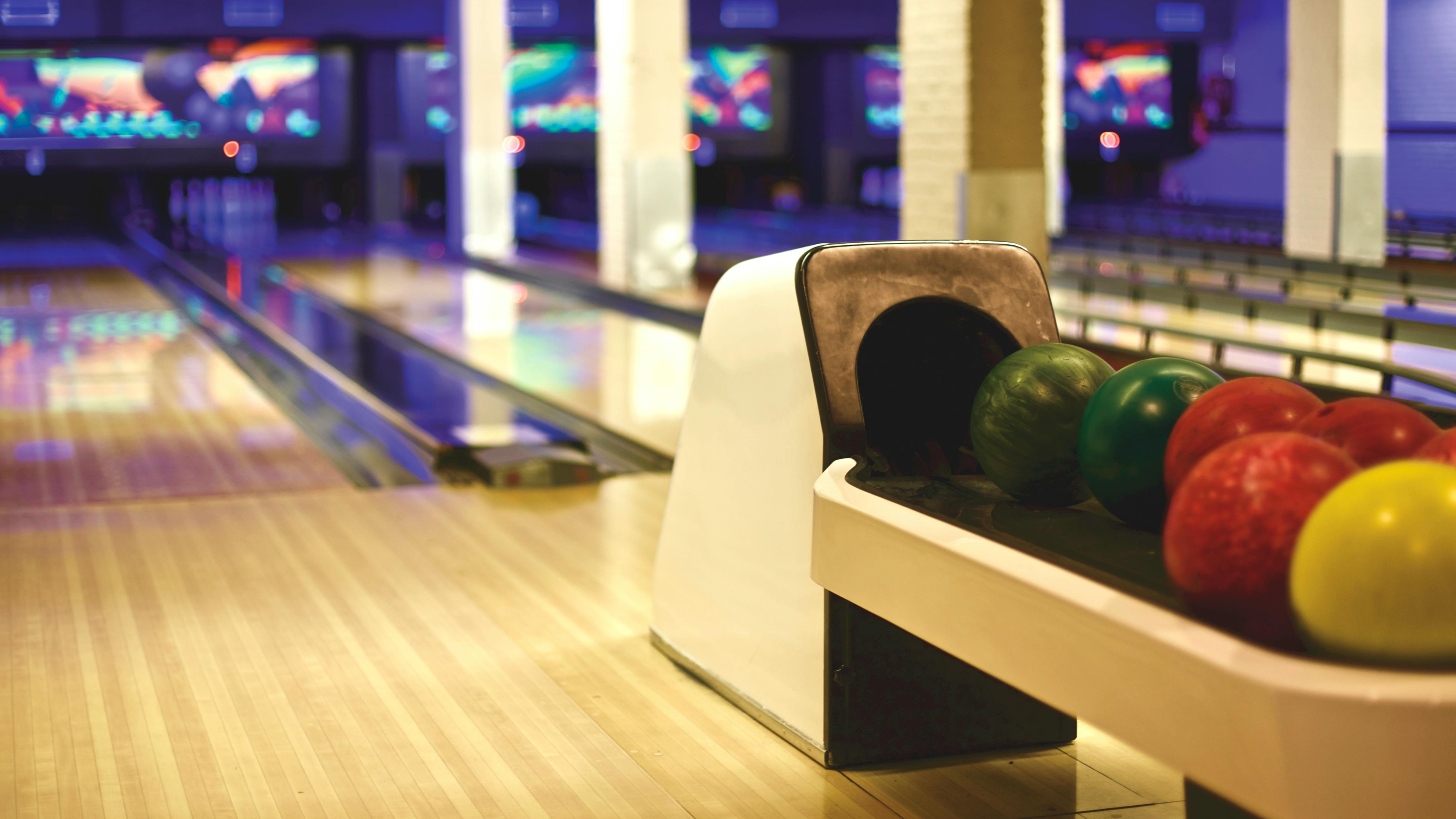 Free stock photos of bowling alley · Pexels
